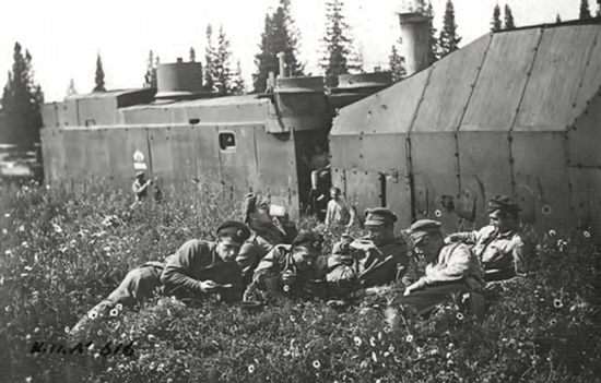 Команда бронепоезда «Сибиряк» на отдыхе.
